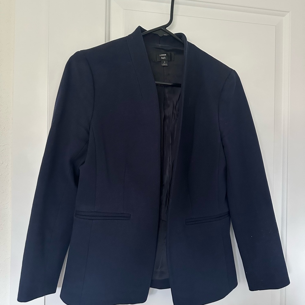 Fitted navy blazer